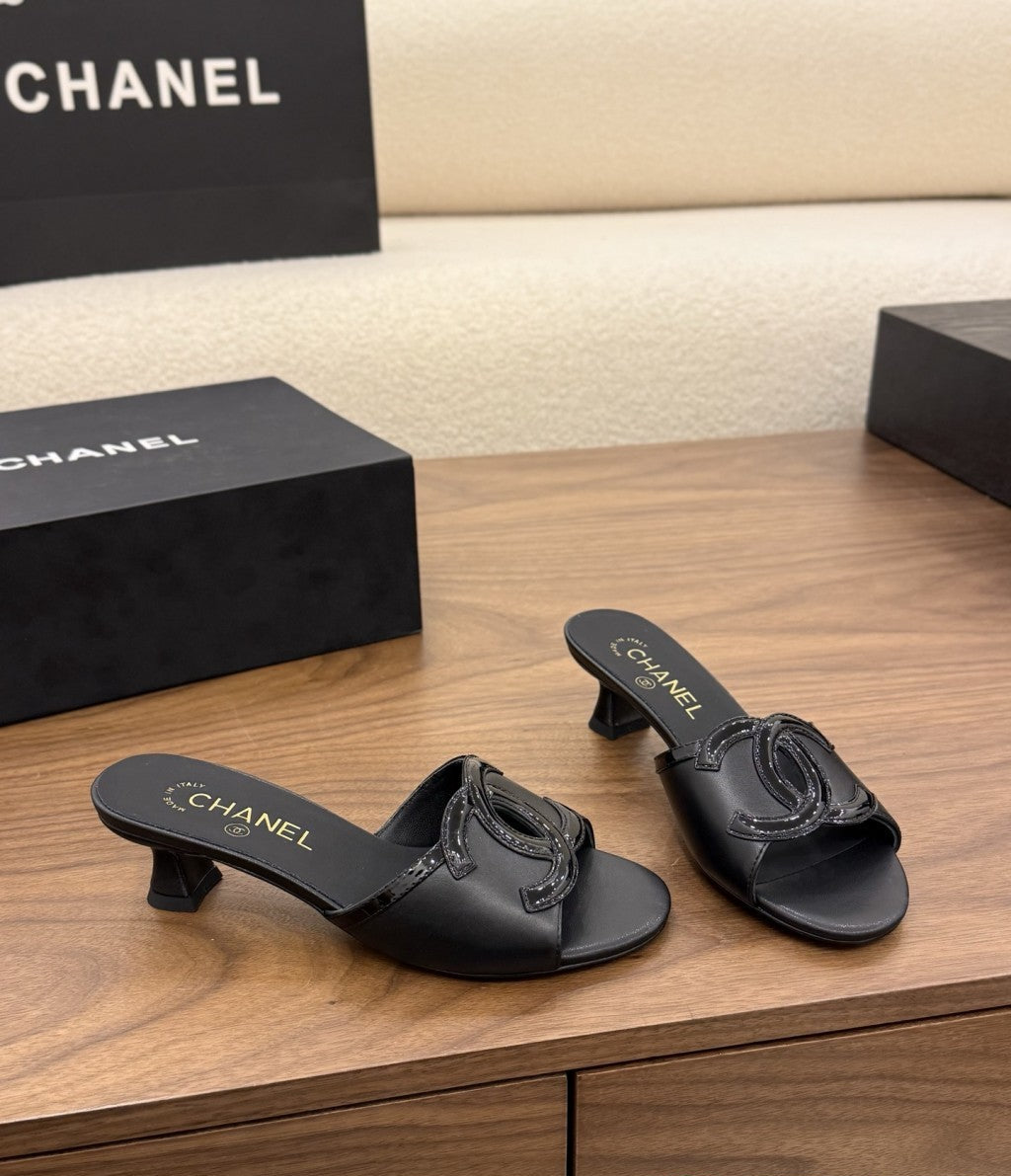 Chanel Interlocking CC Heeled Mules Black. Salto 5 cm.