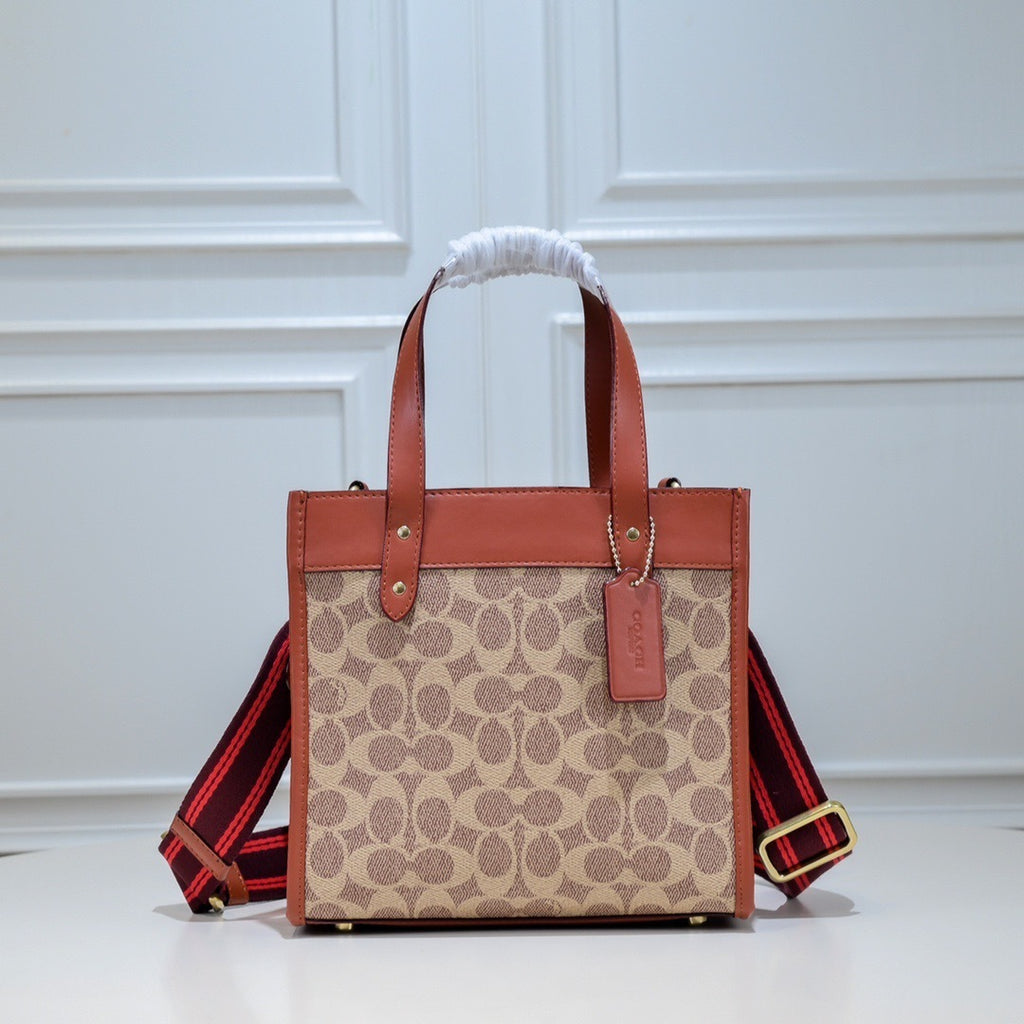 Coach Field Tote 22 Signature Canvas Khaki Ferragens Douradas