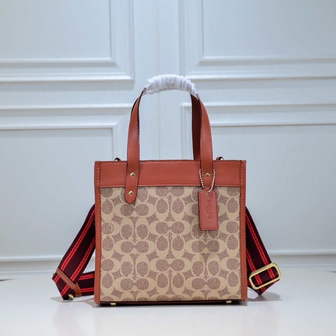 Coach Field Tote 22 Signature Canvas Khaki Ferragens Douradas