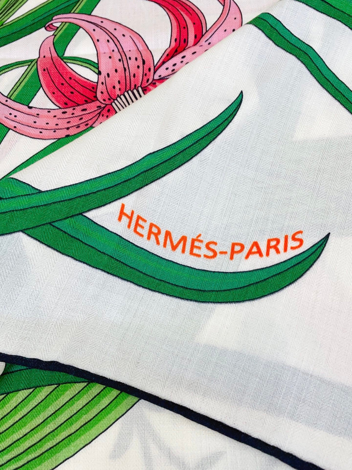 Lenço Hermès Carré 90 "Bouquet Final" Cor Off-White / Vermelho-Vermelhão / Verde