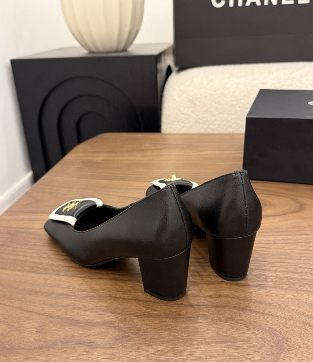 Chanel Blazy Turnlock Pumps Black Ivory. Salto 5 cm.