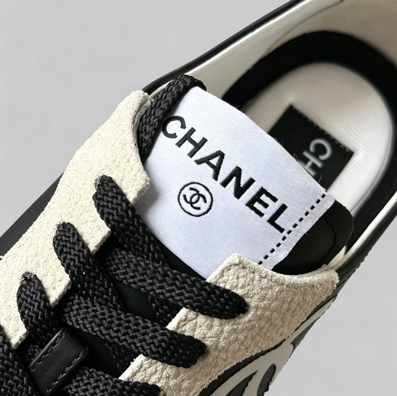 Chanel Calfskin & Embossed Suede Sneakers Marrom Claro