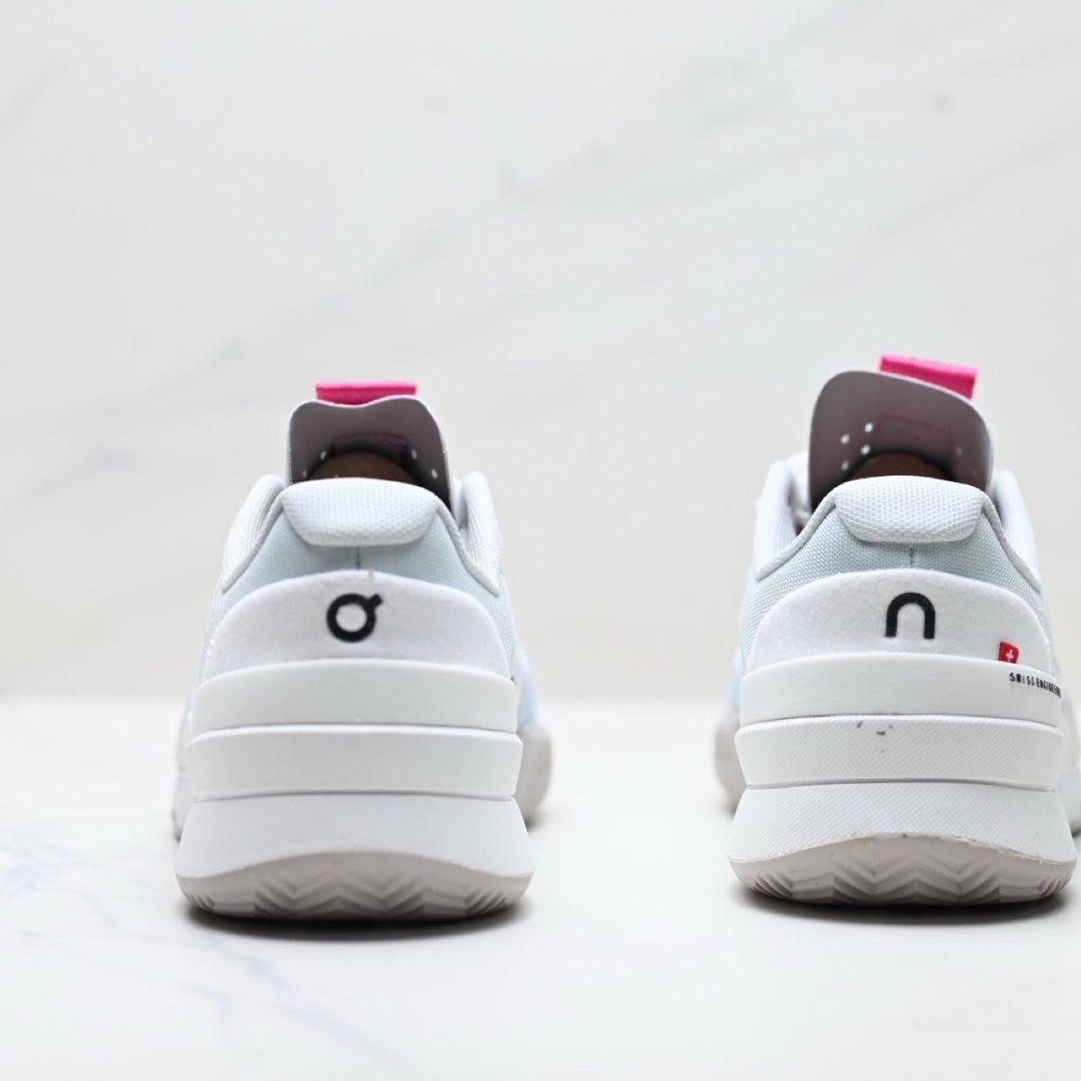 On Running The Roger Pro 2 Clay White / Pink .