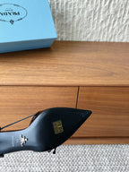 Prada Scarpin Open-Side Em Couro Verniz Preto Com Laço. Salto 7,5 cm.