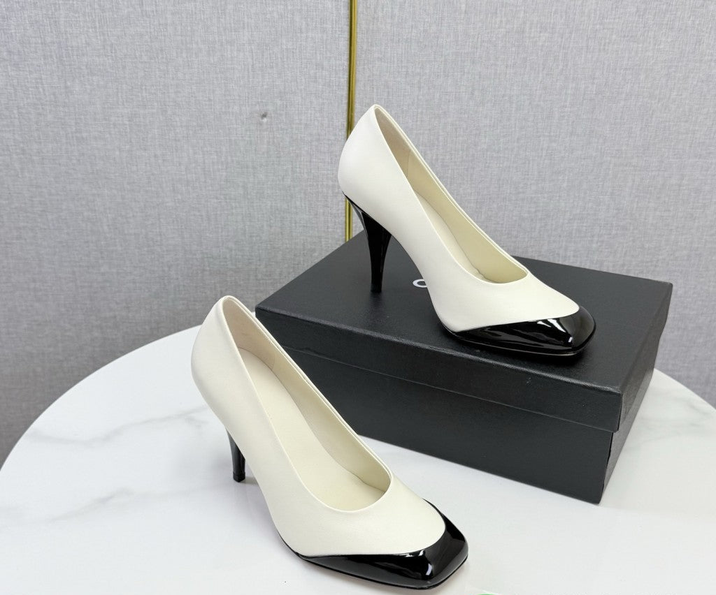 Chanel Square-Toe Cap-Toe Pumps in White. & Black Leather. Salto 9 cm.