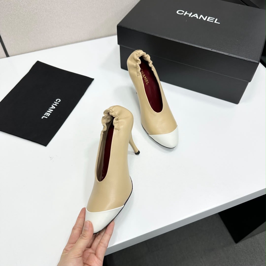 Chanel em Couro Lambskin Bicolor Bege e Branco