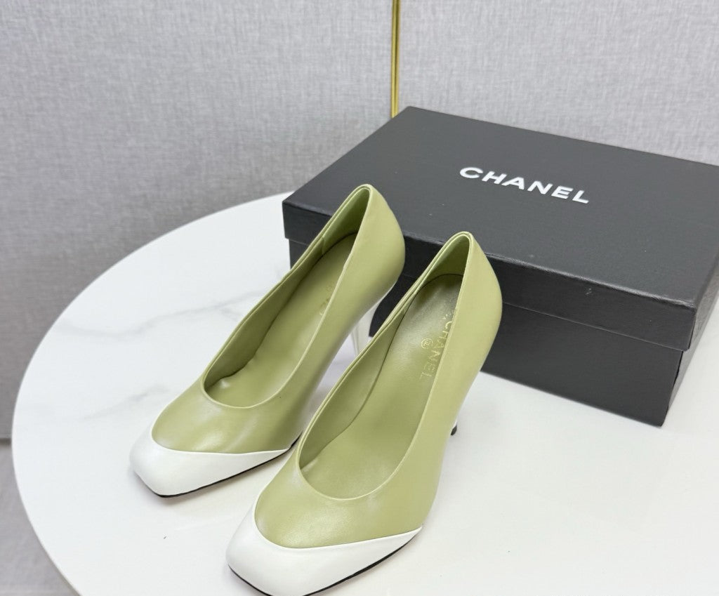 Chanel Square-Toe Cap-Toe Pumps in Olive Green & White Leather. Salto 9 cm.
