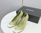 Chanel Square-Toe Cap-Toe Pumps in Olive Green & White Leather. Salto 9 cm.
