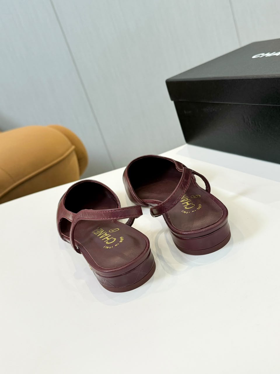 Sapatilha Chanel Slingback Flat Vinho com Bico Preto Envernizado