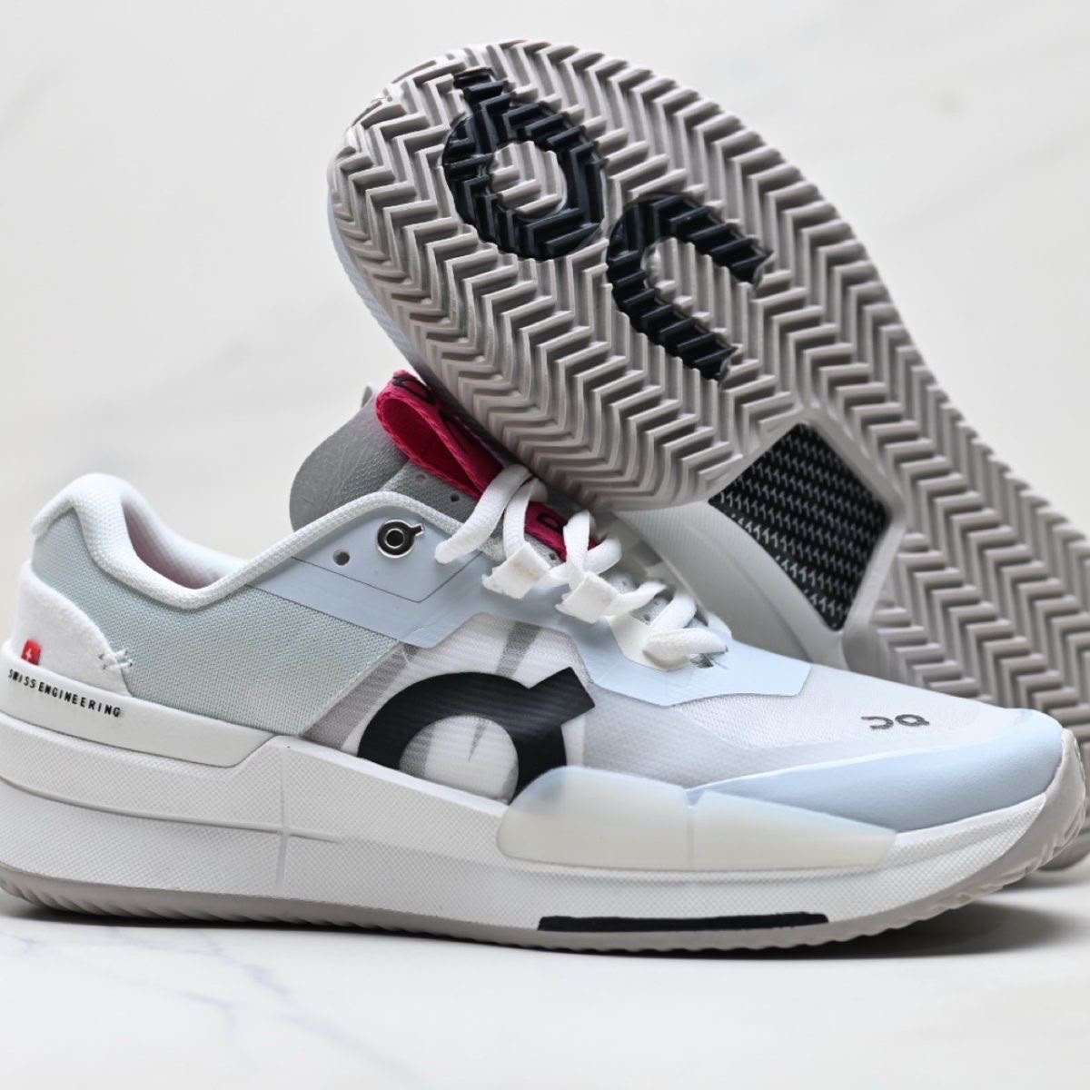 On Running The Roger Pro 2 Clay White / Pink .
