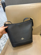 Coach Jude Duffle Bag em Signature Canvas Black Ferragens Douradas