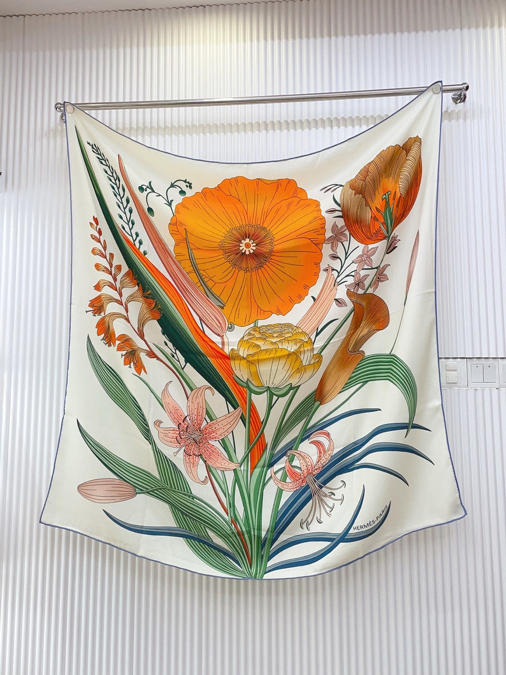 Lenço Hermès Carré 90 "Bouquet Final" Cor Off-White / Laranja / Verde