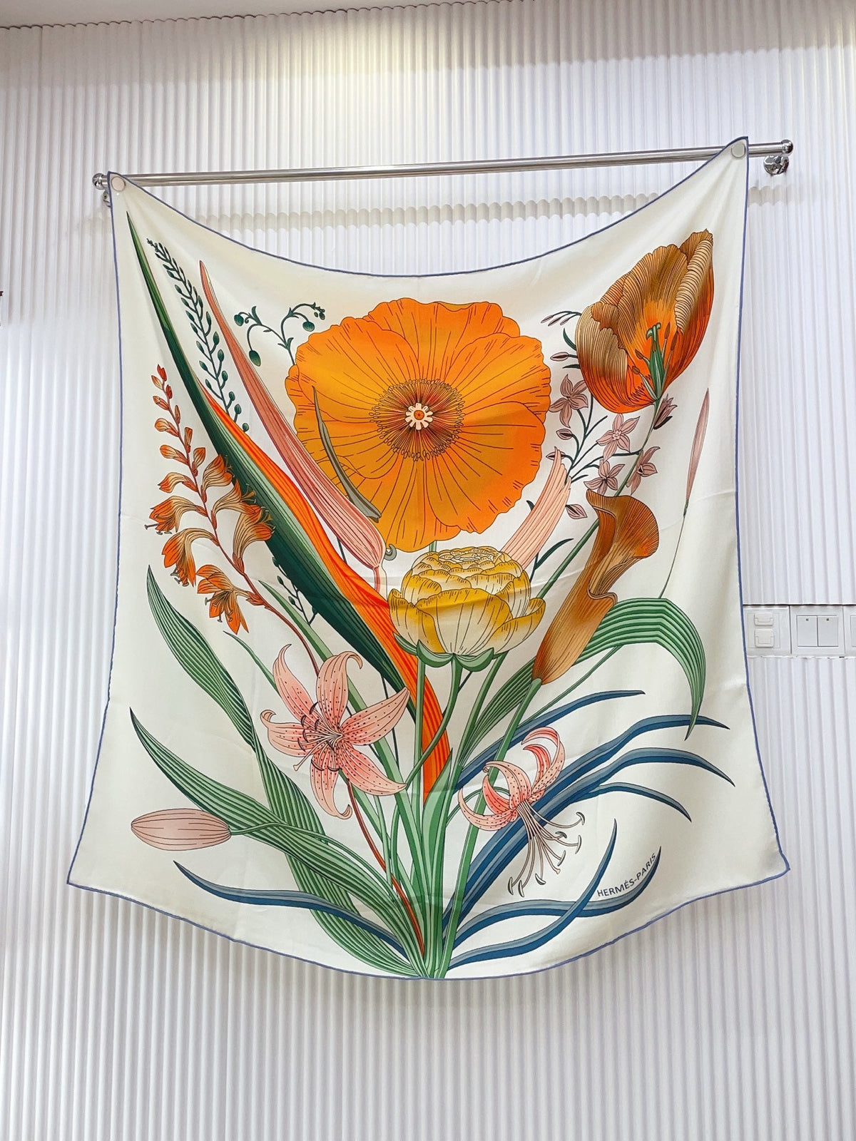 Lenço Hermès Carré 90 "Bouquet Final" Cor Off-White / Laranja / Verde
