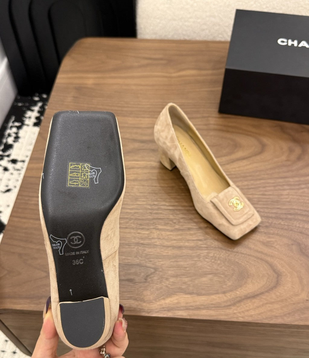 Chanel Blazy Turnlock Pumps Beige. Salto 5 cm.