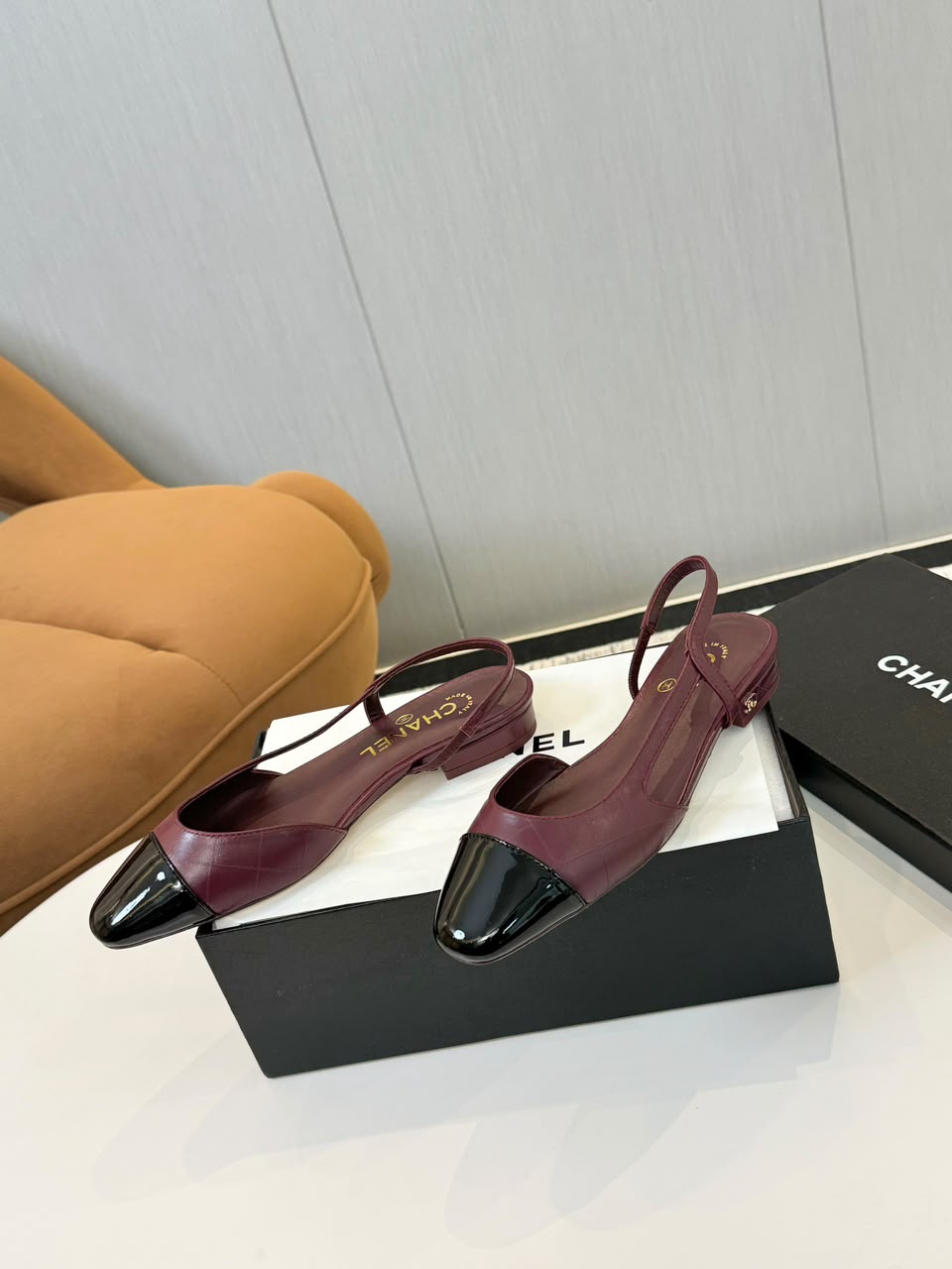 Sapatilha Chanel Slingback Flat Vinho com Bico Preto Envernizado