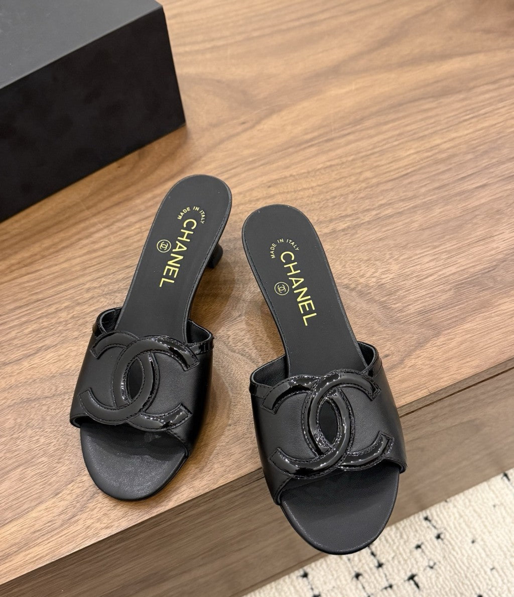 Chanel Interlocking CC Heeled Mules Black. Salto 5 cm.