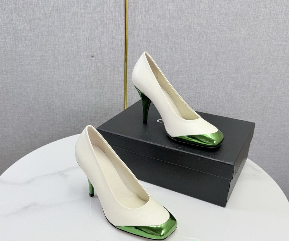 Chanel Square-Toe Cap-Toe Pumps in White & Metallic Green Leather. Salto 9 cm.
