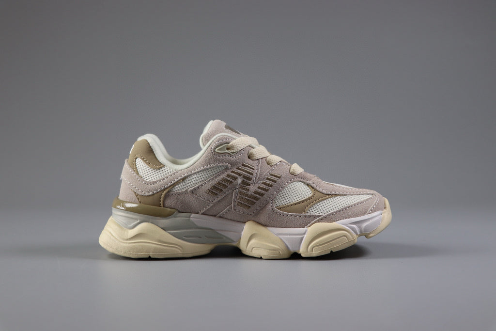 New Balance brown and white infantil.