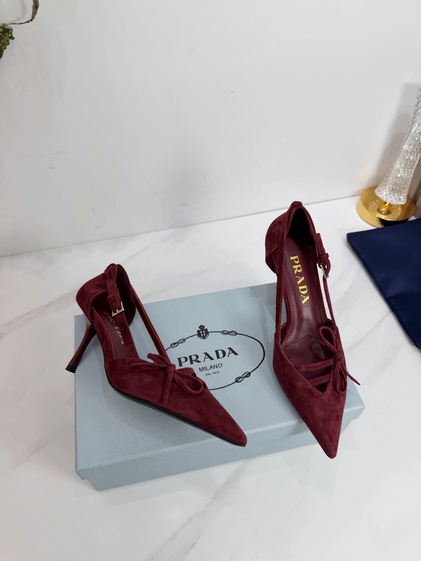 Prada Scarpin Open-Side Em Couro Camurça Vinho Com Laço. Salto 7,5 cm.