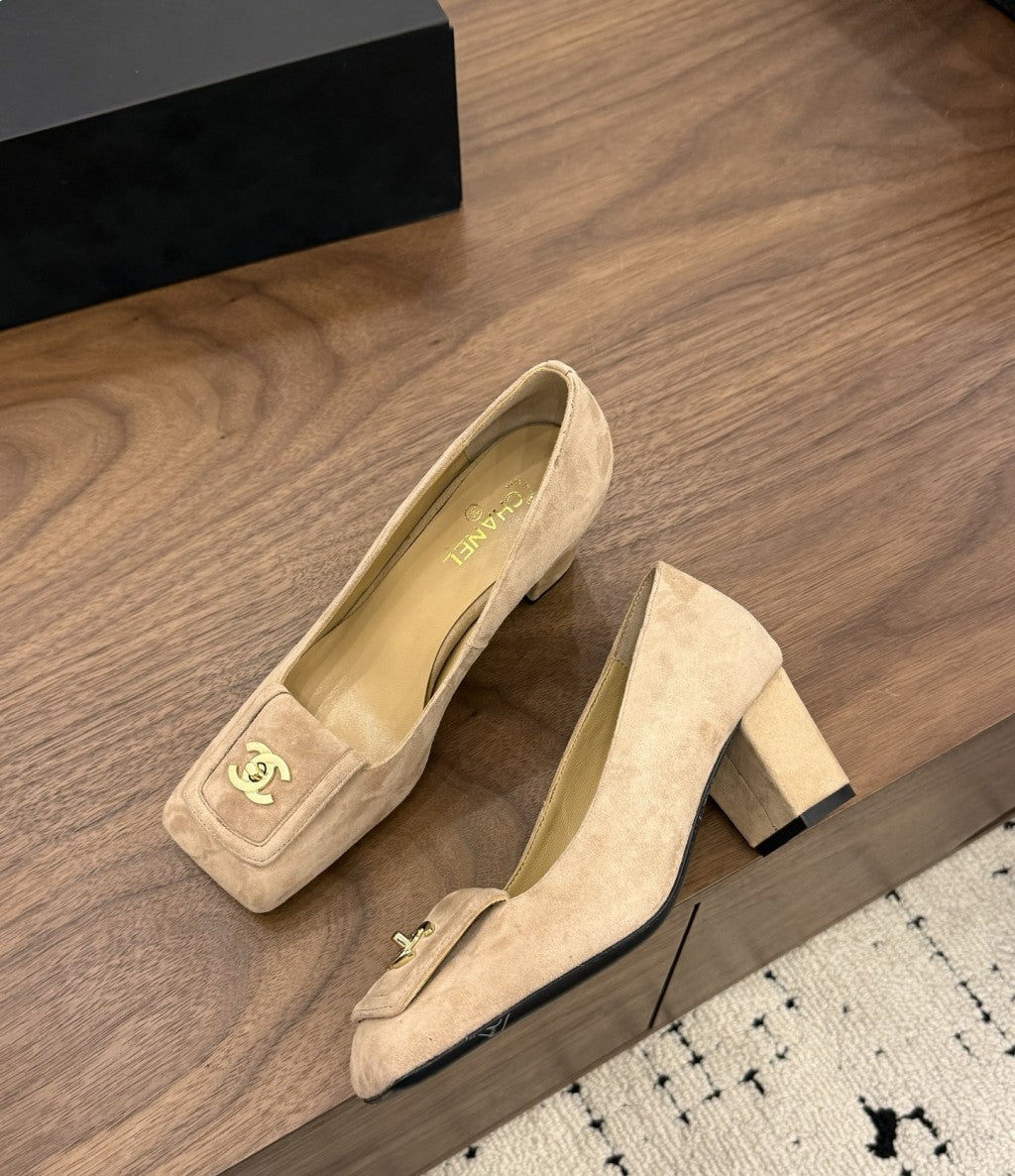 Chanel Blazy Turnlock Pumps Beige. Salto 5 cm.