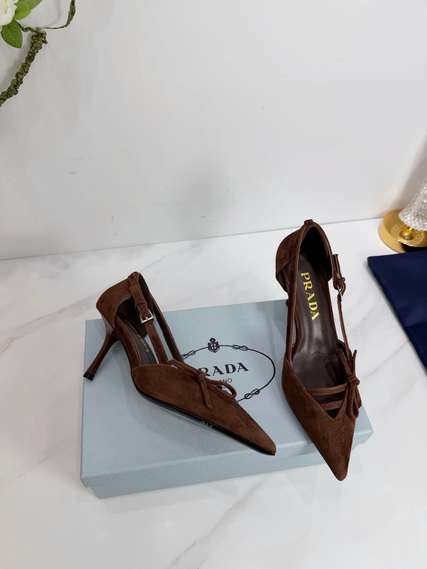 Prada Scarpin Open-Side Em Couro Camurça Marrom Com Laço. Salto 7,5 cm.