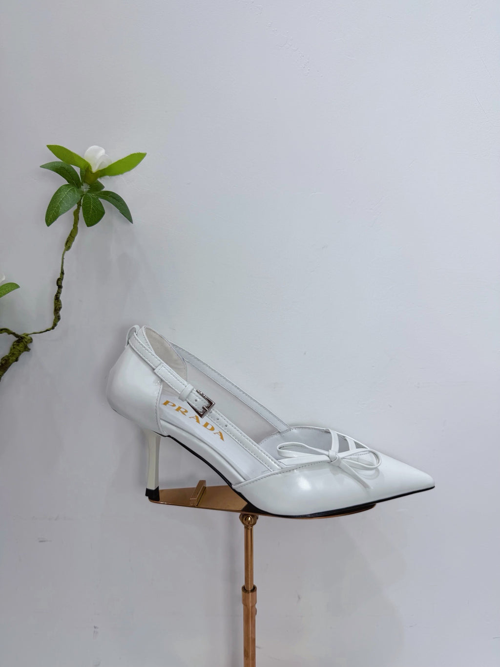 Prada Scarpin Open-Side Em Couro Verniz Branco Com Laço. Salto 7,5 cm.