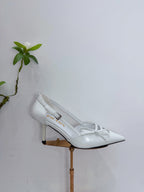 Prada Scarpin Open-Side Em Couro Verniz Branco Com Laço. Salto 7,5 cm.