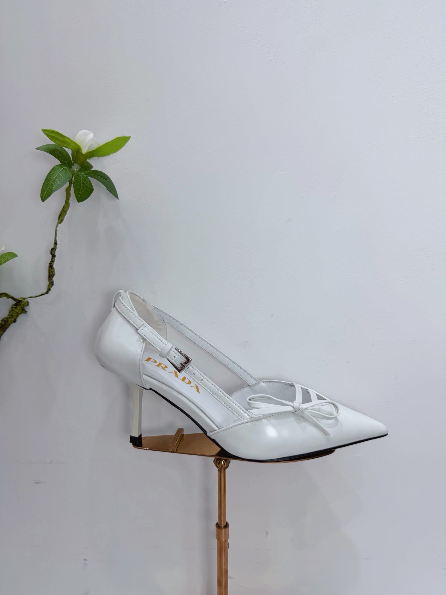 Prada Scarpin Open-Side Em Couro Verniz Branco Com Laço. Salto 7,5 cm.