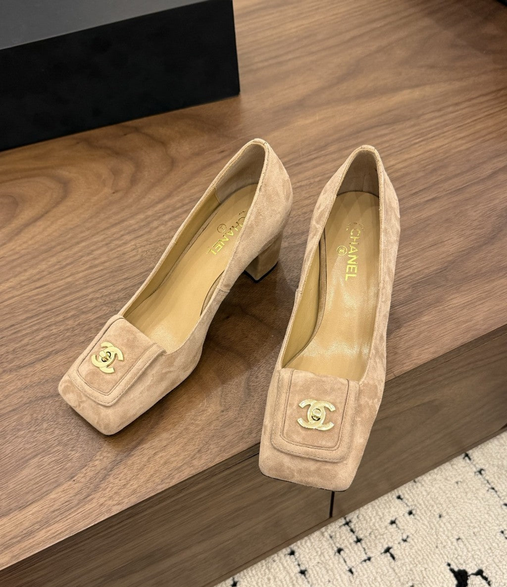 Chanel Blazy Turnlock Pumps Beige. Salto 5 cm.