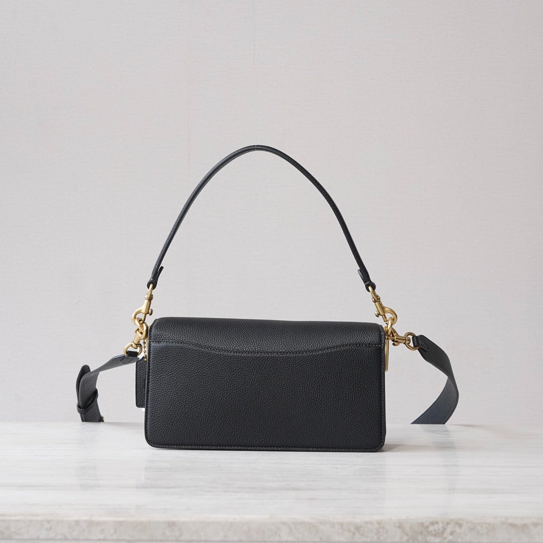 Bolsa Coach Tabby em Couro Preto com Interior Caramelo .