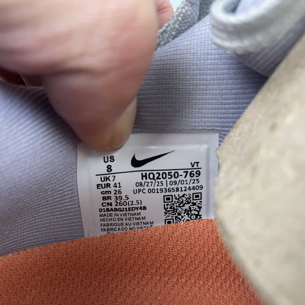 Nike Vomero Premium Orange Pink.