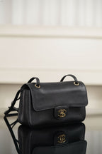 Chanel Maxi Souplissimo Flap Bag Black Ferragens Douradas