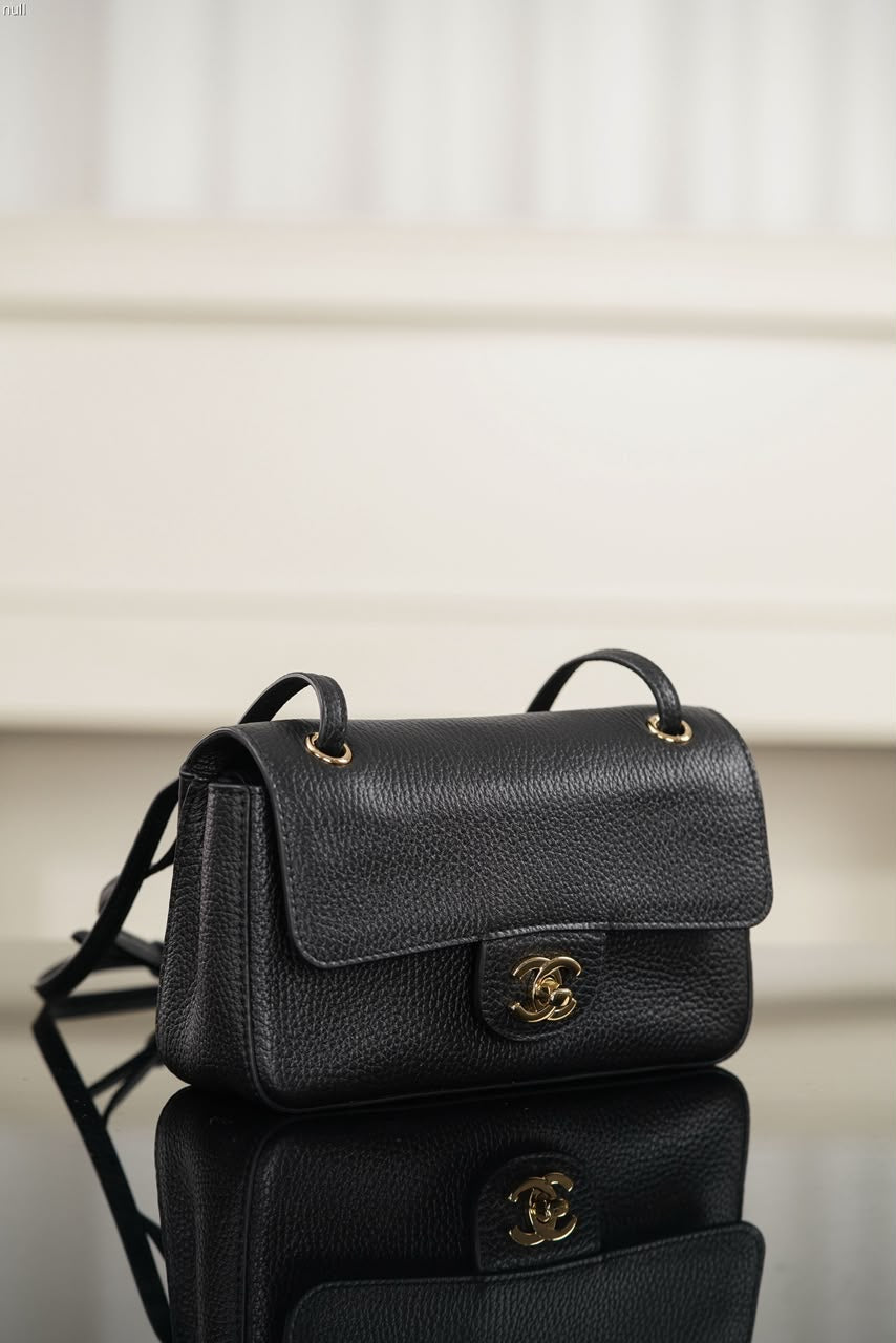 Chanel Maxi Souplissimo Flap Bag Black Ferragens Douradas