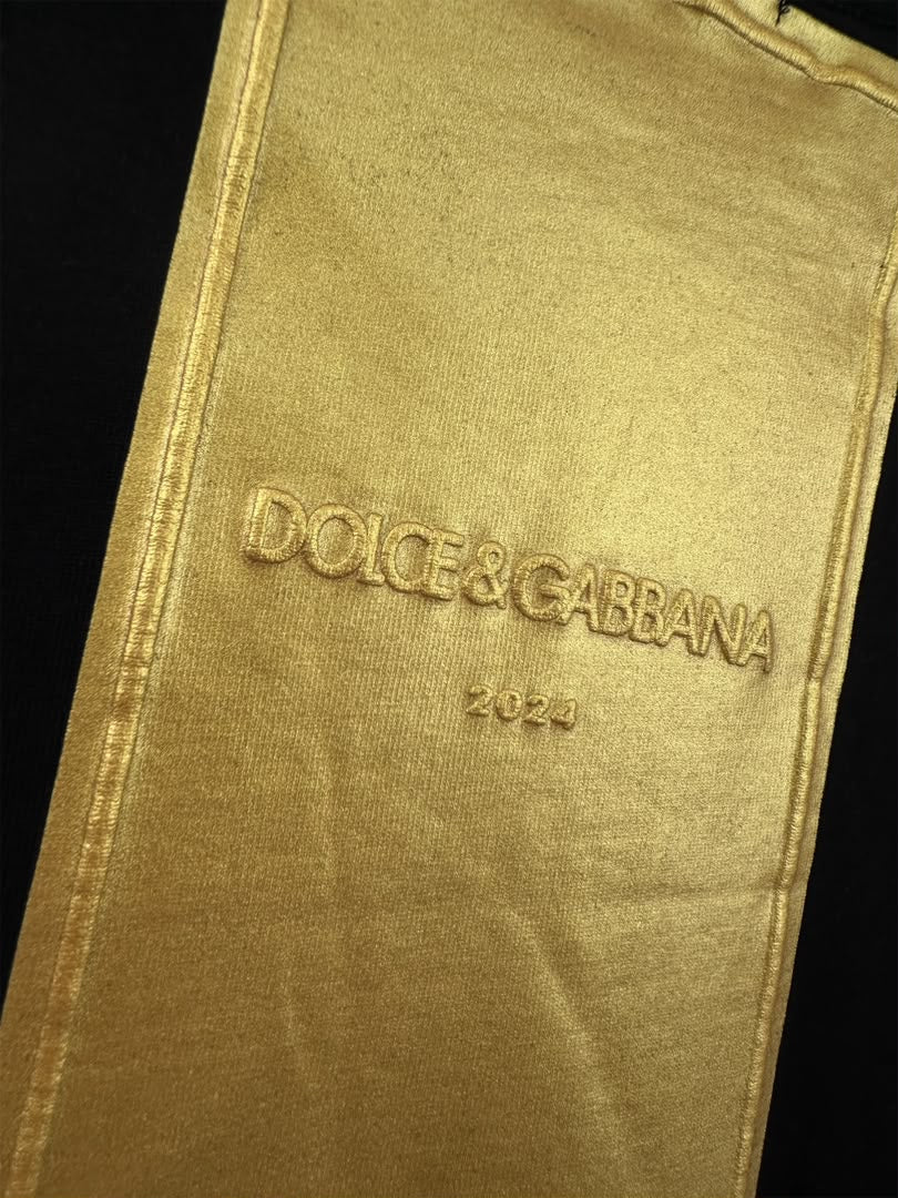 Camiseta Dolce & Gabbana com Tag Traseira de Cetim Dourado "2024"