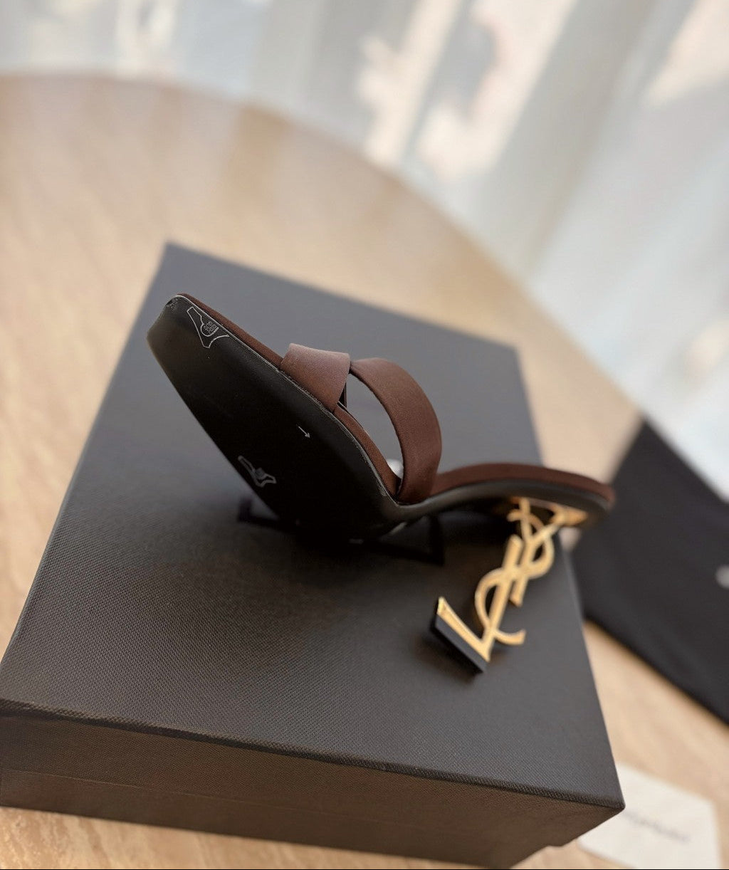 Saint Laurent  Mules Opyum Em Crepe De Cetim Marrom Escuro