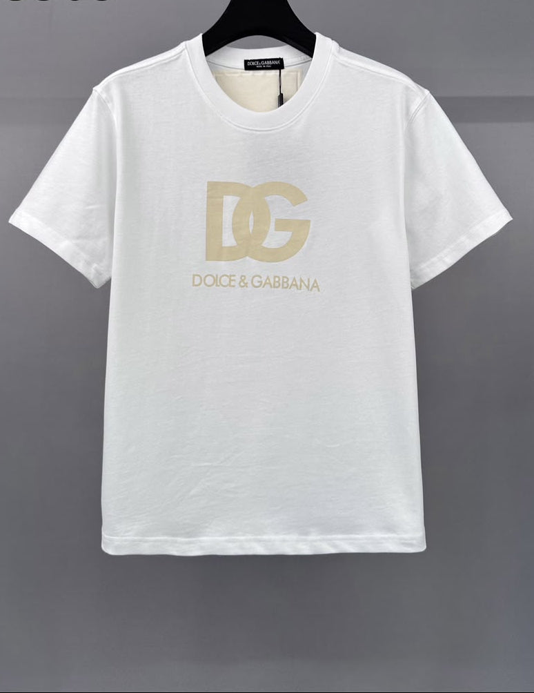 Camiseta Dolce & Gabbana com Tag Traseira de Cetim Dourado "2024"