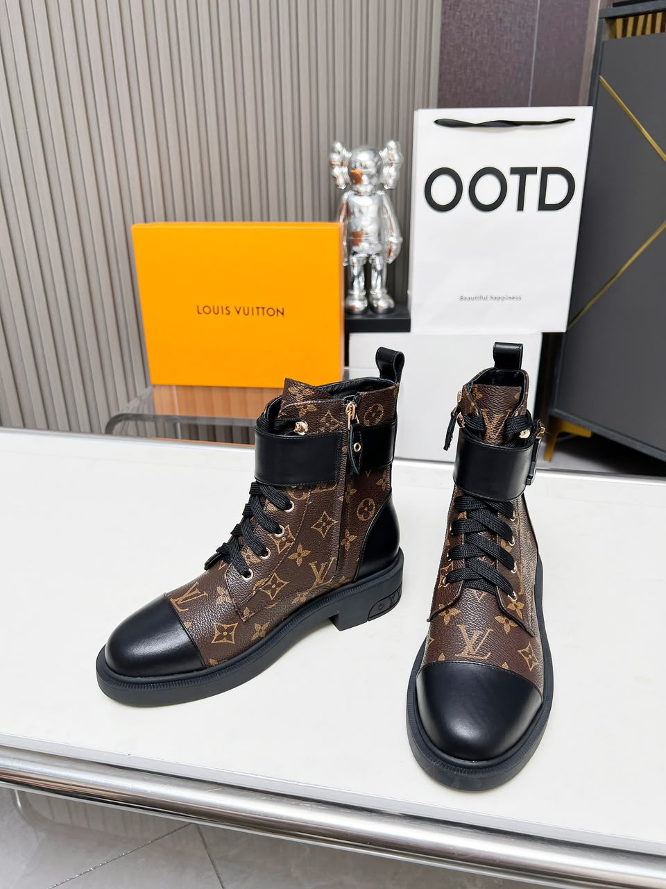Louis Vuitton Wonderland Monogram Flat Ranger
