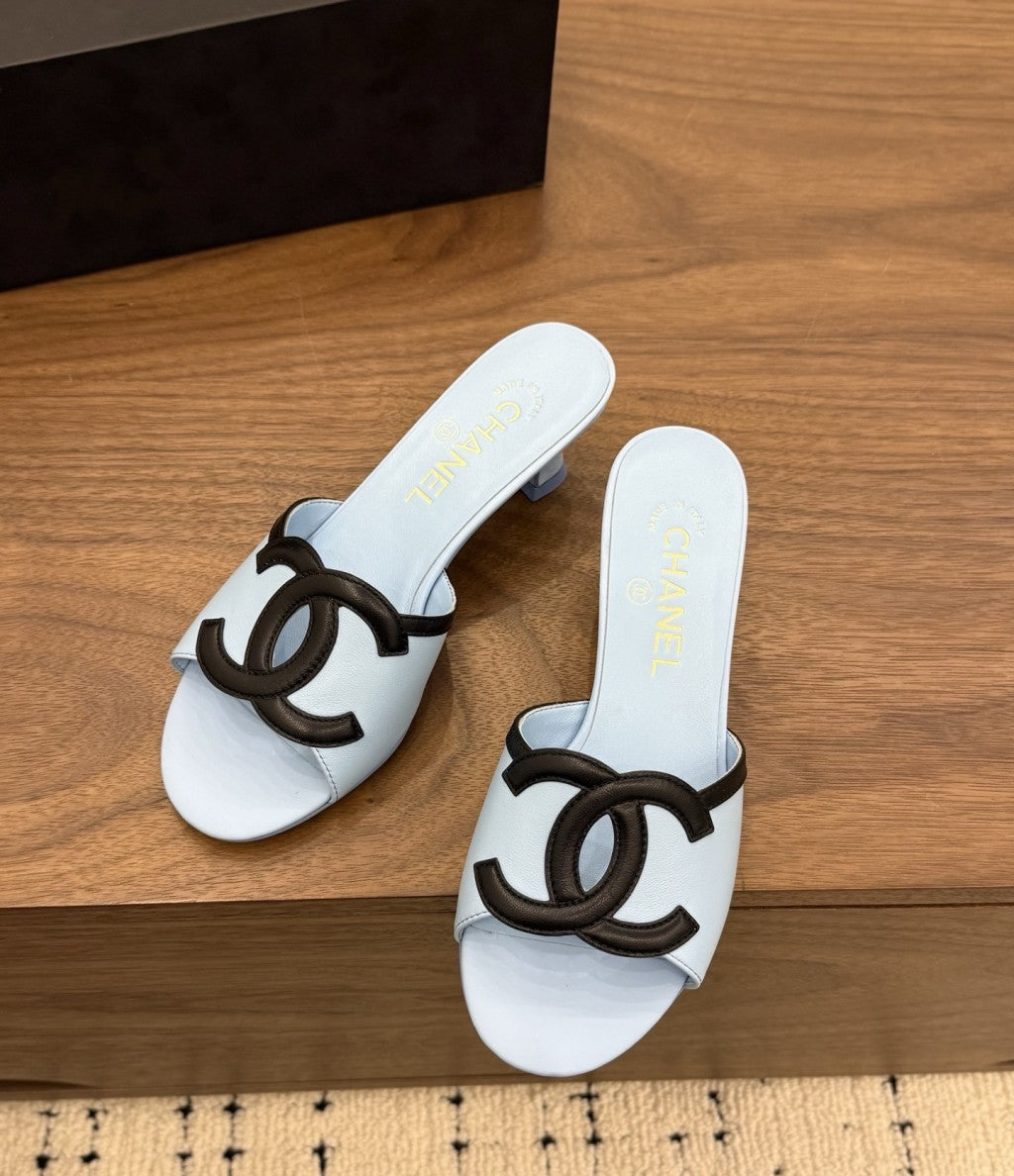 Chanel Interlocking CC Heeled Mules Light Blue & Black. Salto 5 cm.