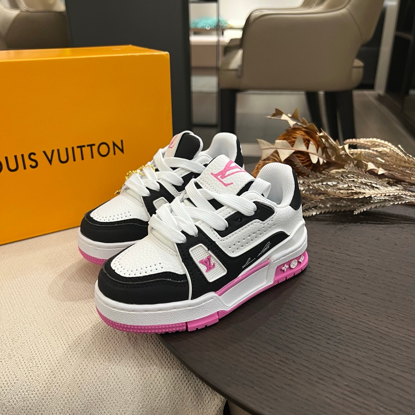 Trainer 54 LV Black and Pink Infantil