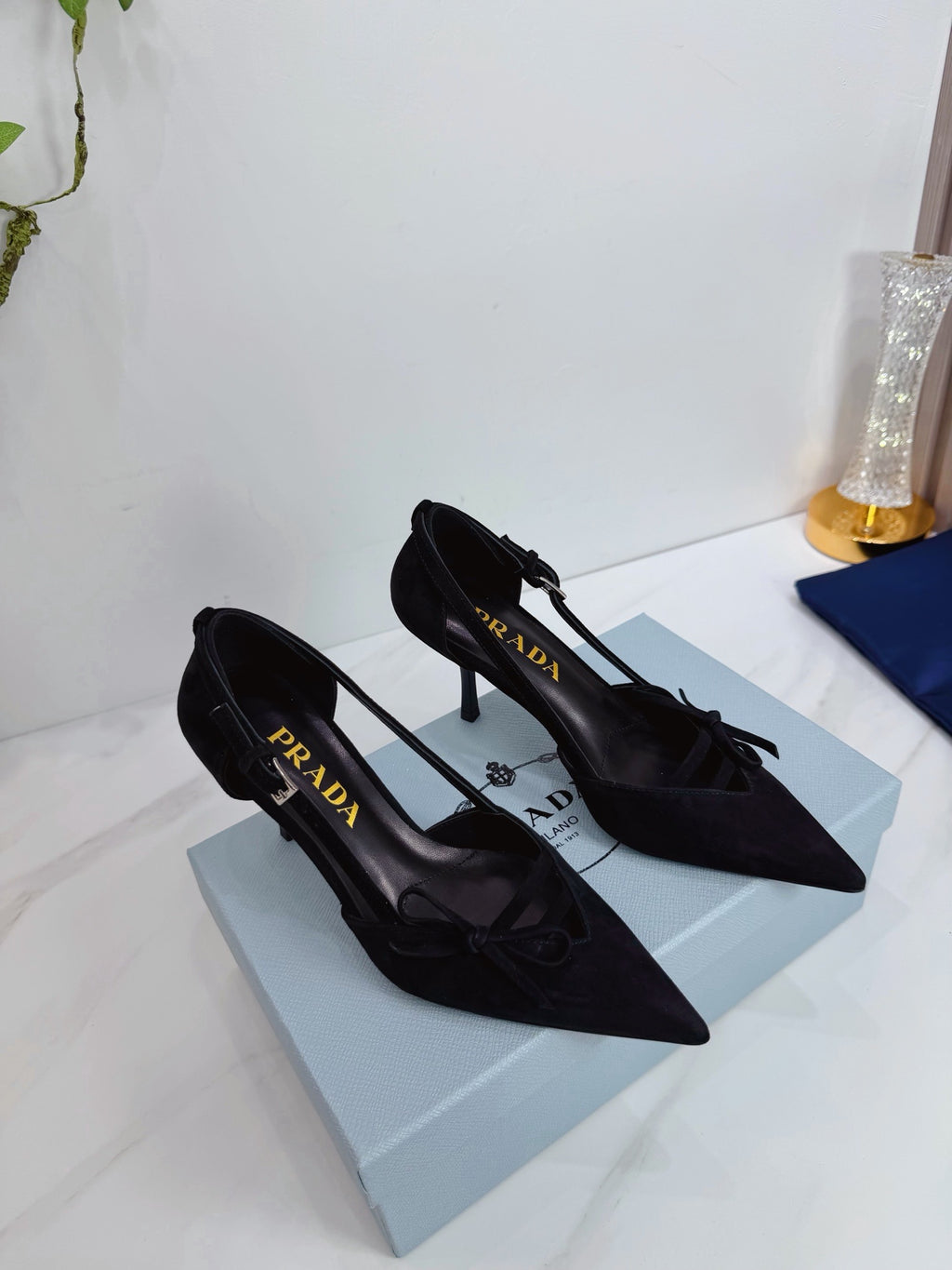 Prada Scarpin Open-Side Em Couro Camurça Preto Com Laço. Salto 7,5 cm.