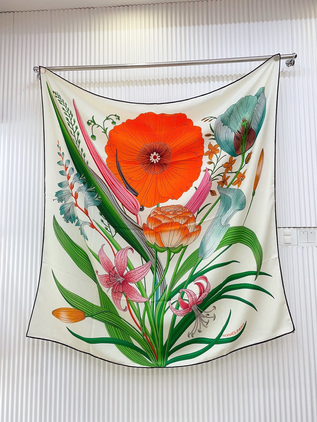 Lenço Hermès Carré 90 "Bouquet Final" Cor Off-White / Vermelho-Vermelhão / Verde