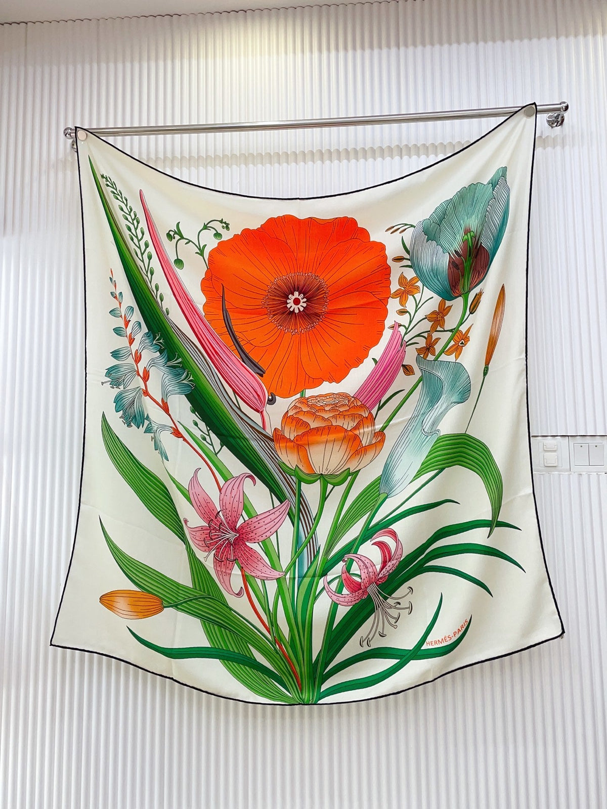 Lenço Hermès Carré 90 "Bouquet Final" Cor Off-White / Vermelho-Vermelhão / Verde