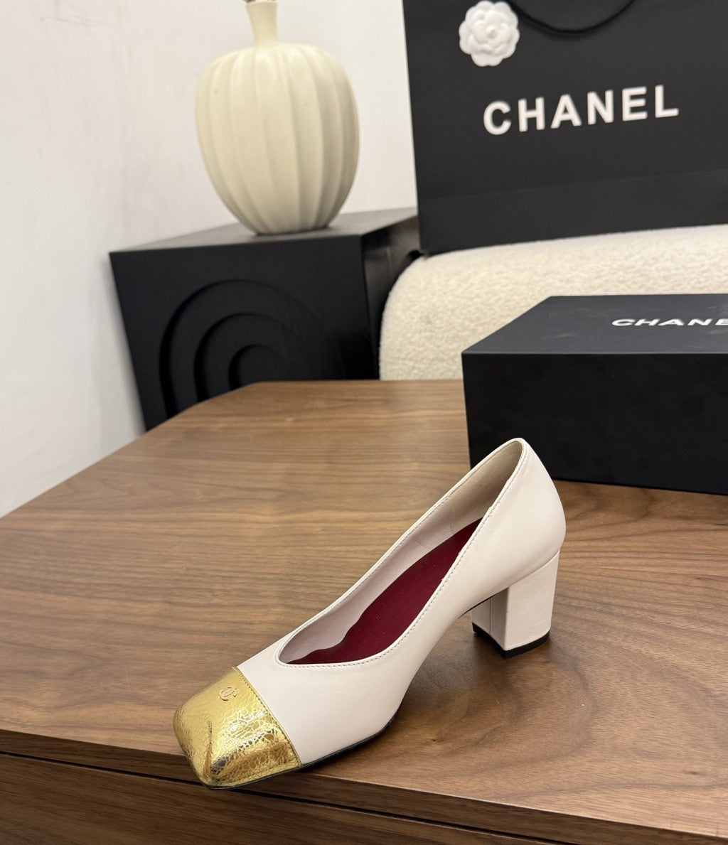 Chanel Cap-Toe Pump off-white e Dourado. Salto 6,5 cm.