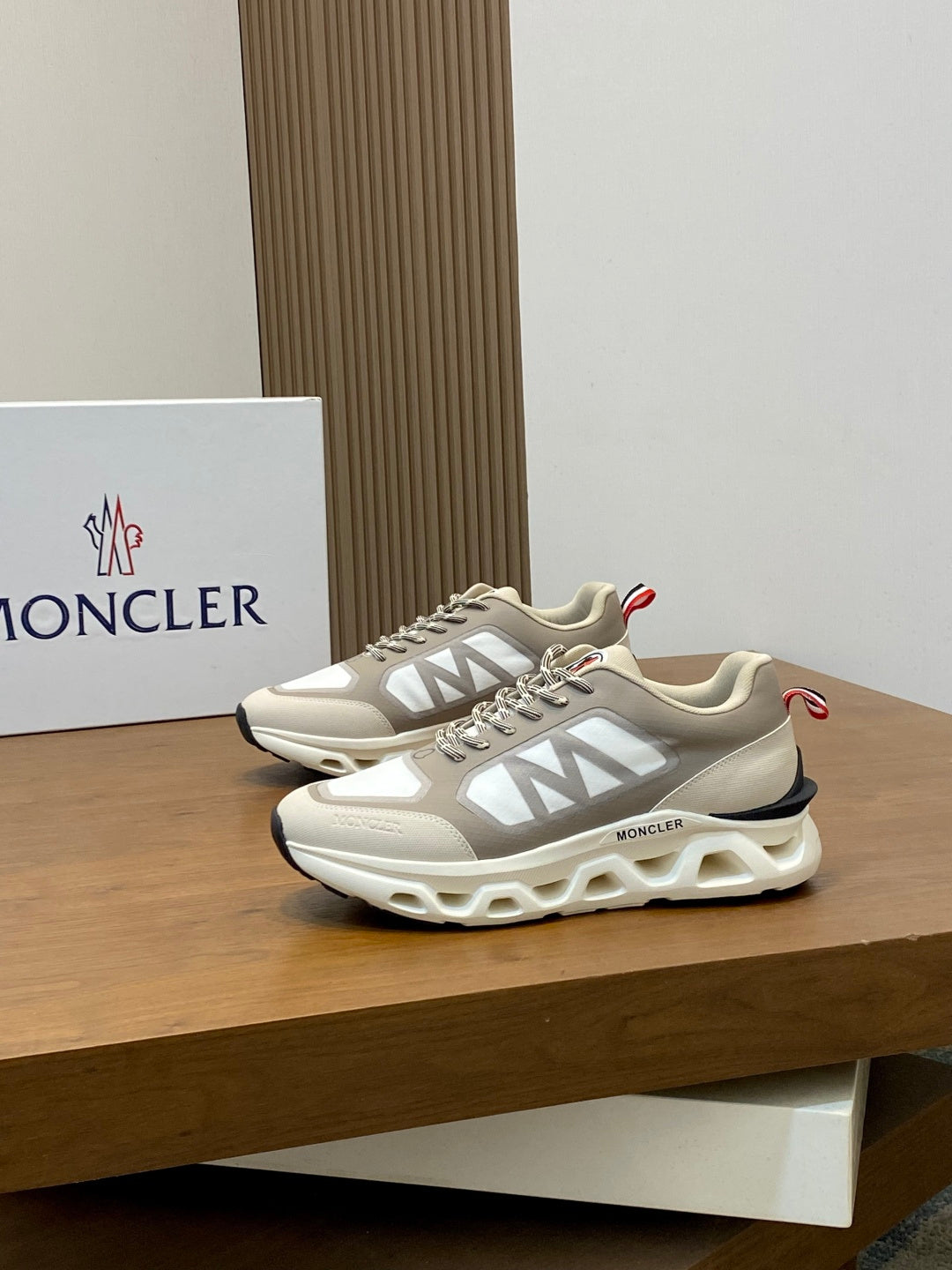 Tênis Moncler Leave No Trace Beje / Off White