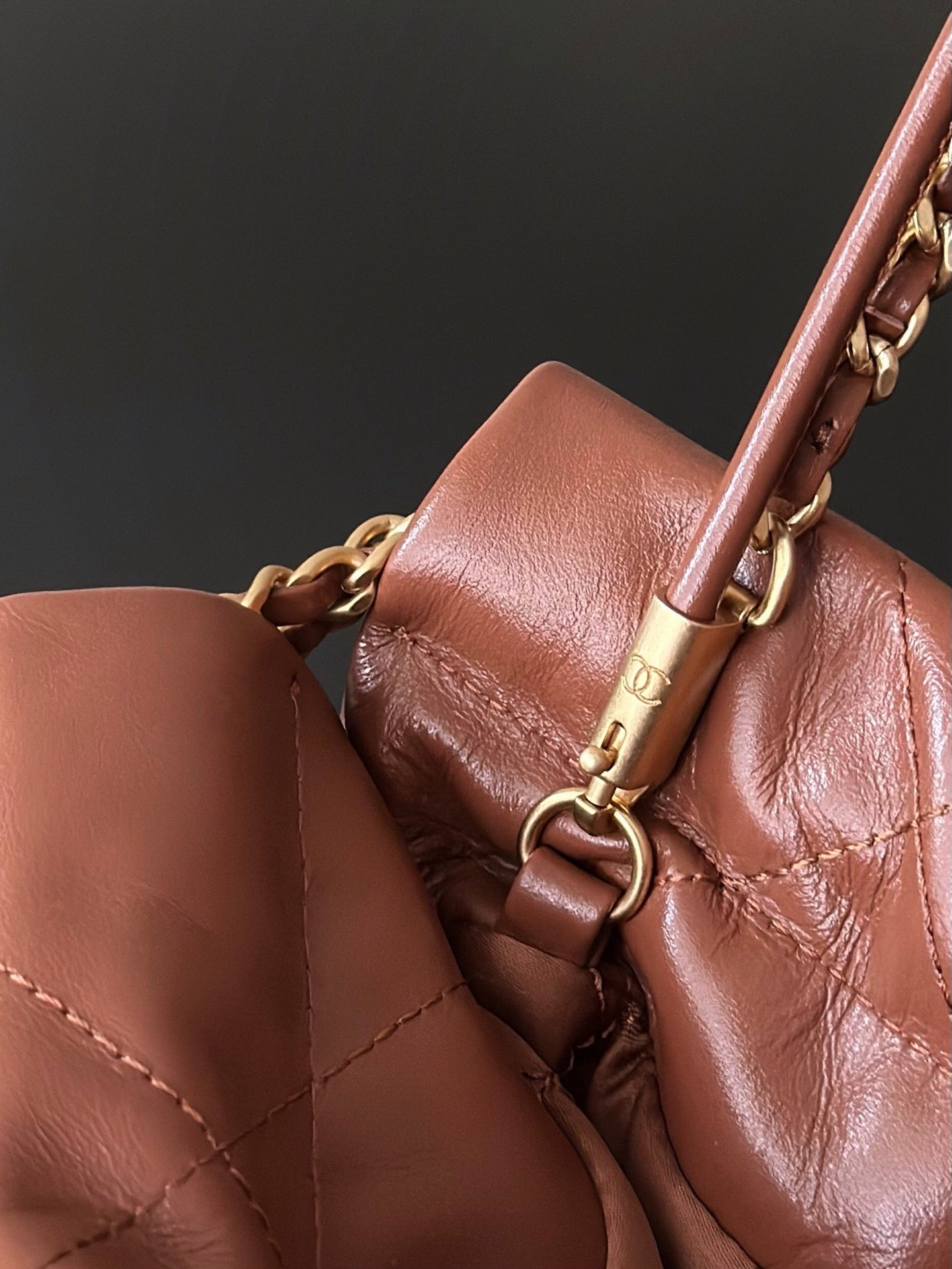 Chanel Mini 22 Handbag Couro Marrom .