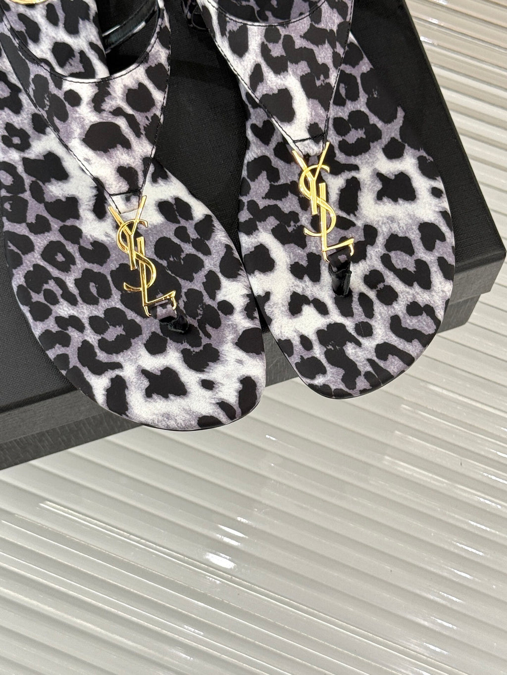 Saint Laurent Sandalia cassandra  ounce