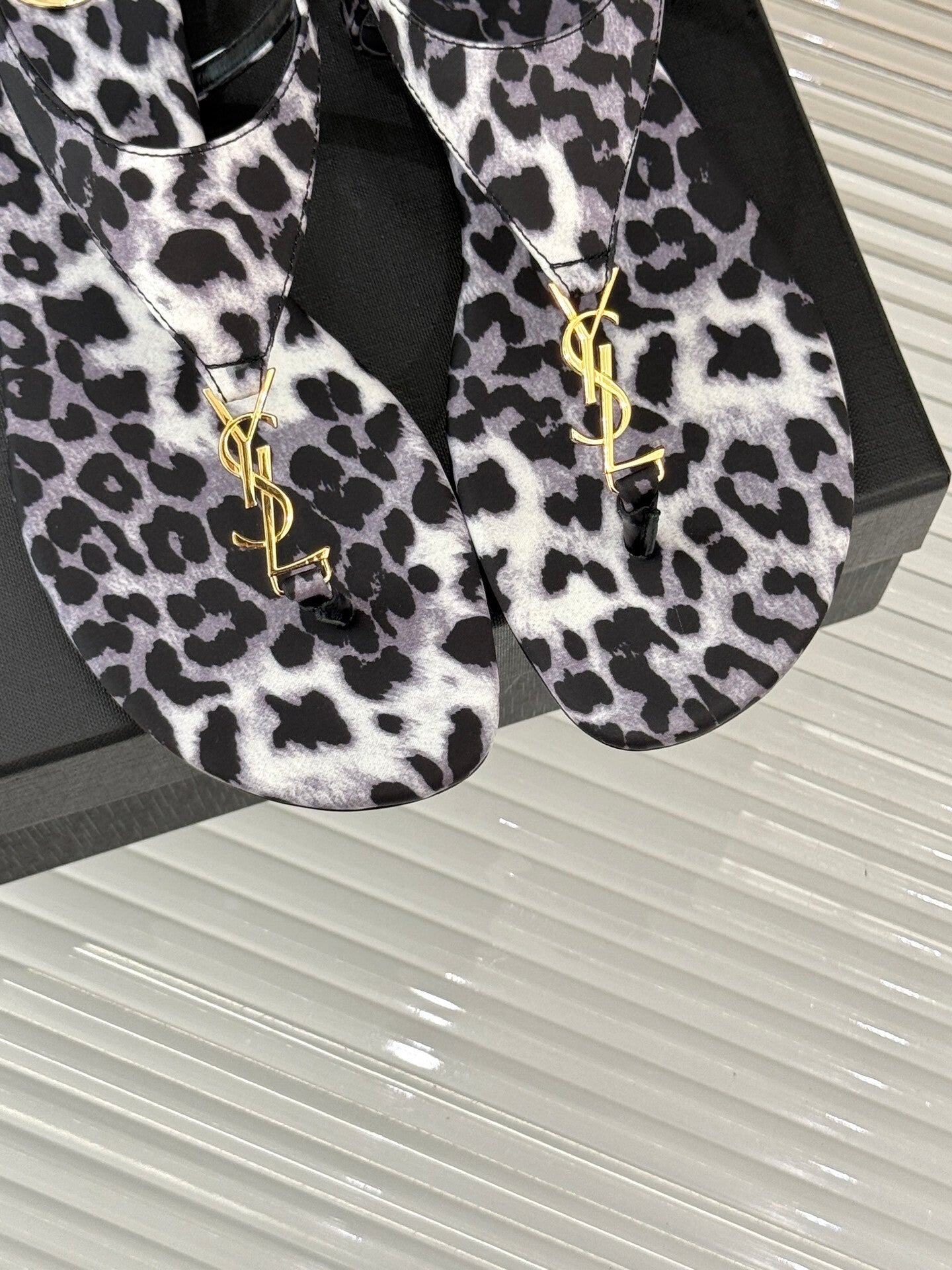 Saint Laurent Sandalia cassandra  ounce