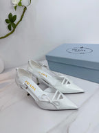 Prada Scarpin Open-Side Em Couro Verniz Branco Com Laço. Salto 7,5 cm.