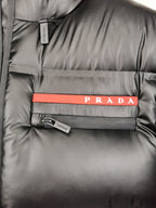 Jaqueta Down Puffer Prada.