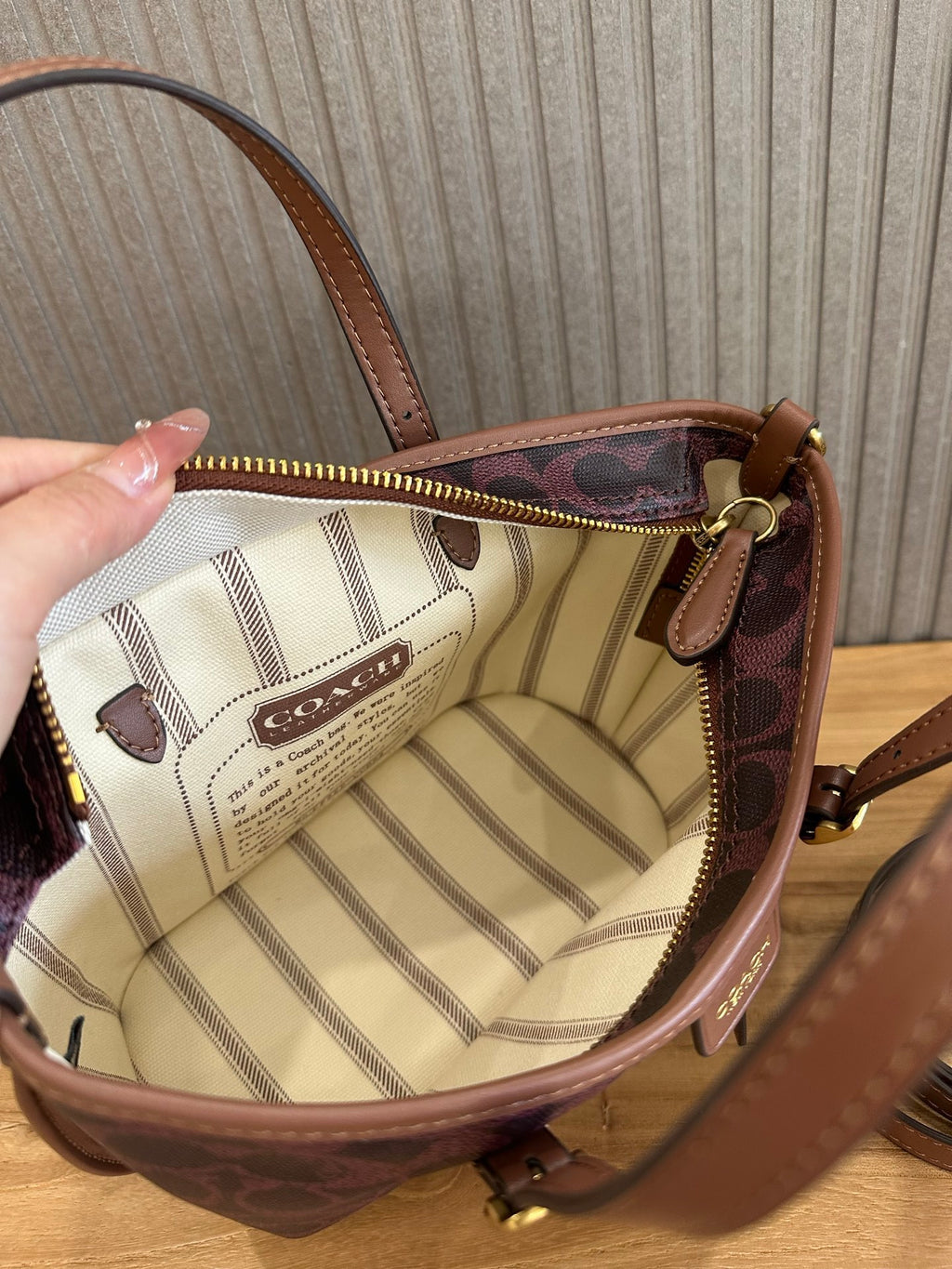 Coach Taxi Tote 21 Signature Bordô Ferragens Douradas